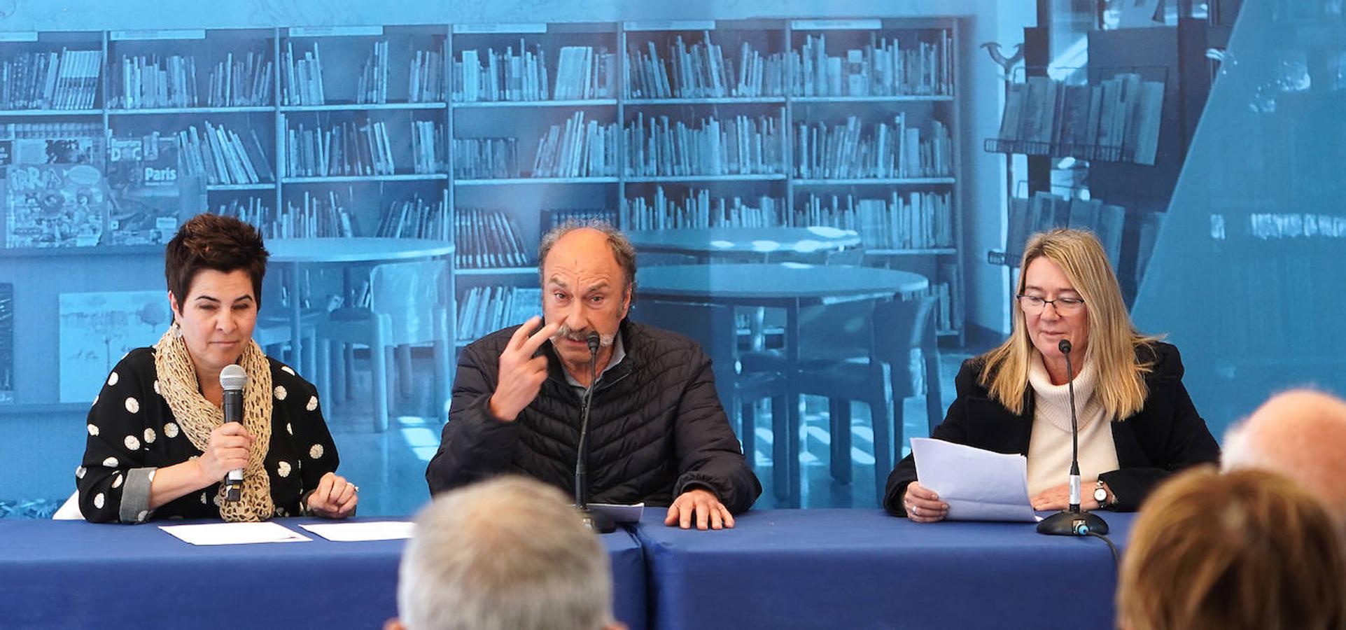 Fotos: El público abarrota la feria del libro en Donostia.