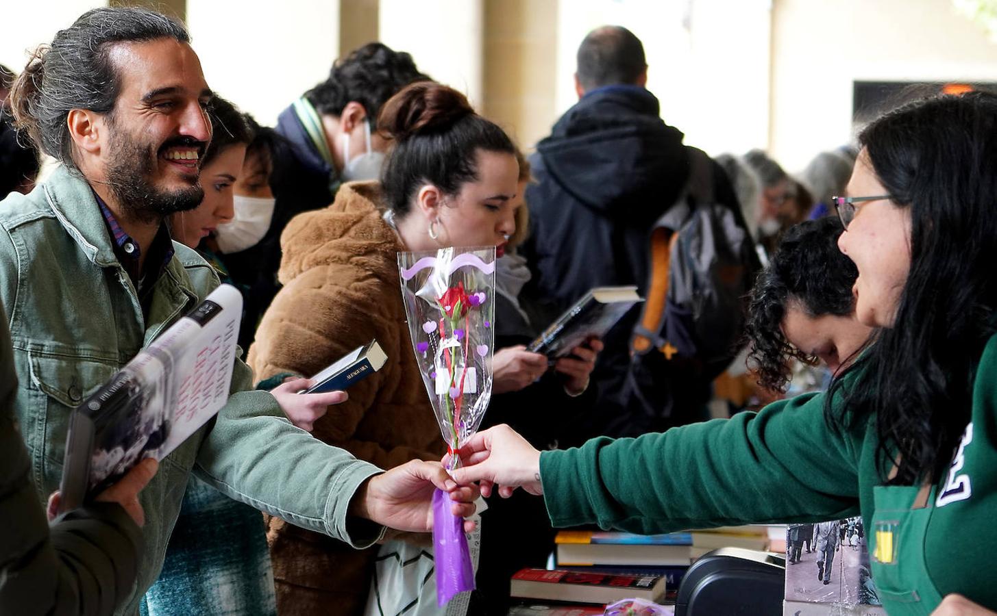 Fotos: El público abarrota la feria del libro en Donostia.