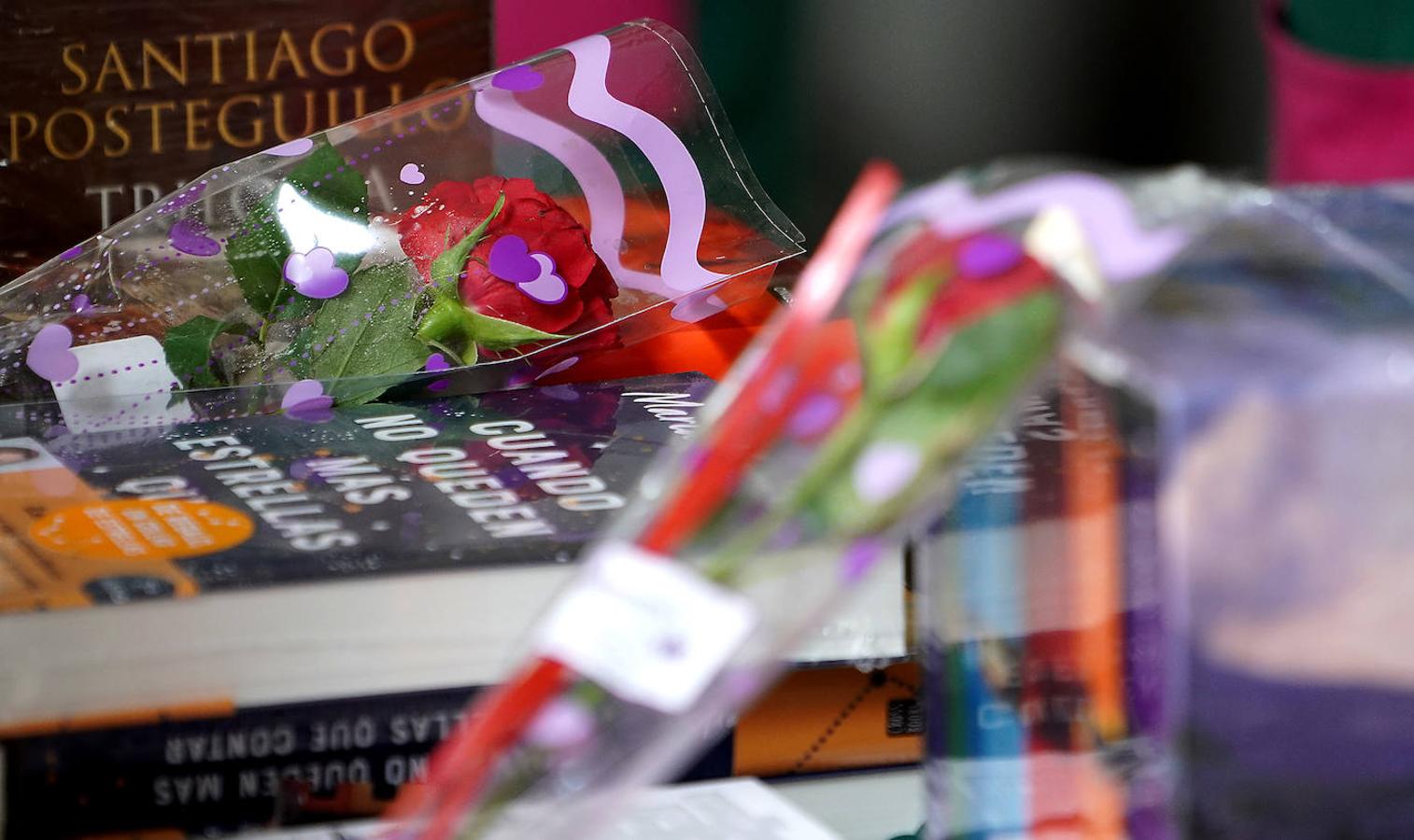 Fotos: El público abarrota la feria del libro en Donostia.