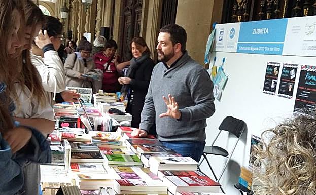 Adolfo López Chocarro, de la librería Zubieta y presidente del Gremio de Libreros de Gipuzkoa.