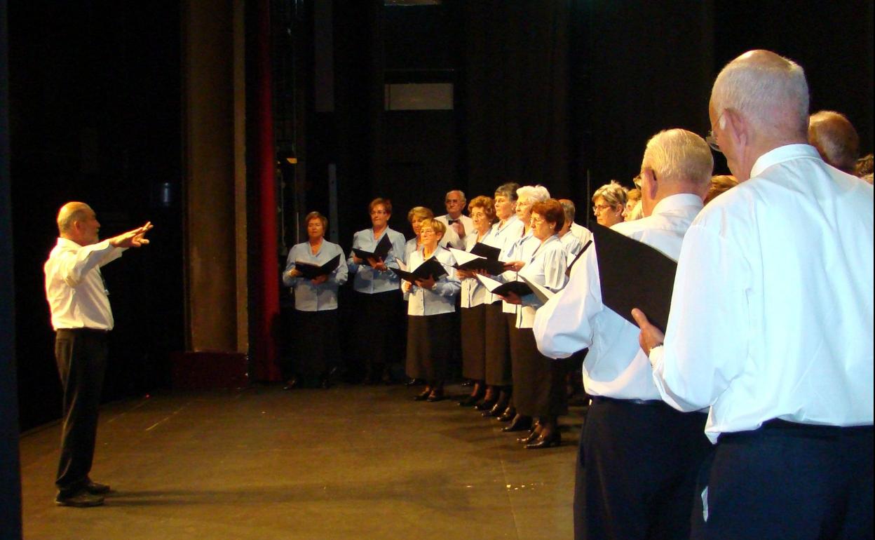 Desde 2014 Ramón Amasorrain asume la dirección musical de San Joxepe Abesbatza, por la que han pasado otros seis responsables en sus 30 años, como Jose Patxi Azkarate. 