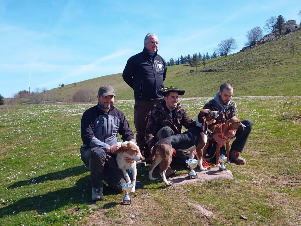 Ibon Egaña erdian txapelarekin.