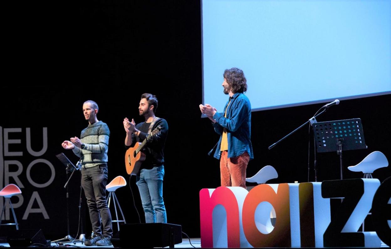 Ekaitz Goikoetxea, Xabier Crehuet y Aingeru Mayor, el pasado 29 de enero en la fiesta anual de Naizen. 