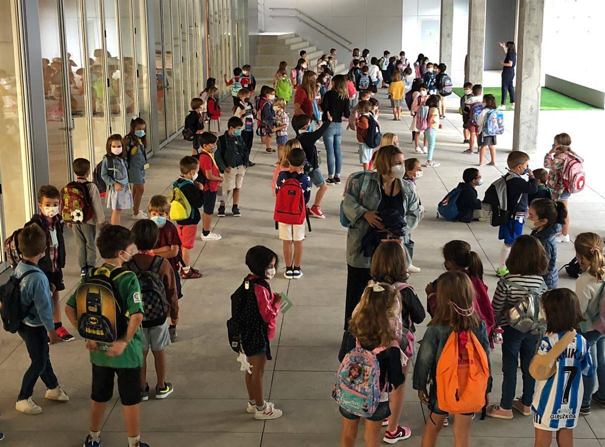 Miles de niños empiezan un curso escolar marcado por el uso obligatorio de la mascarilla, los grupos burbuja, la entrada escalonada a las aulas y la incertidumbre de qué pasaría si se produjeran contagios masivos que finalmente no se dieron.