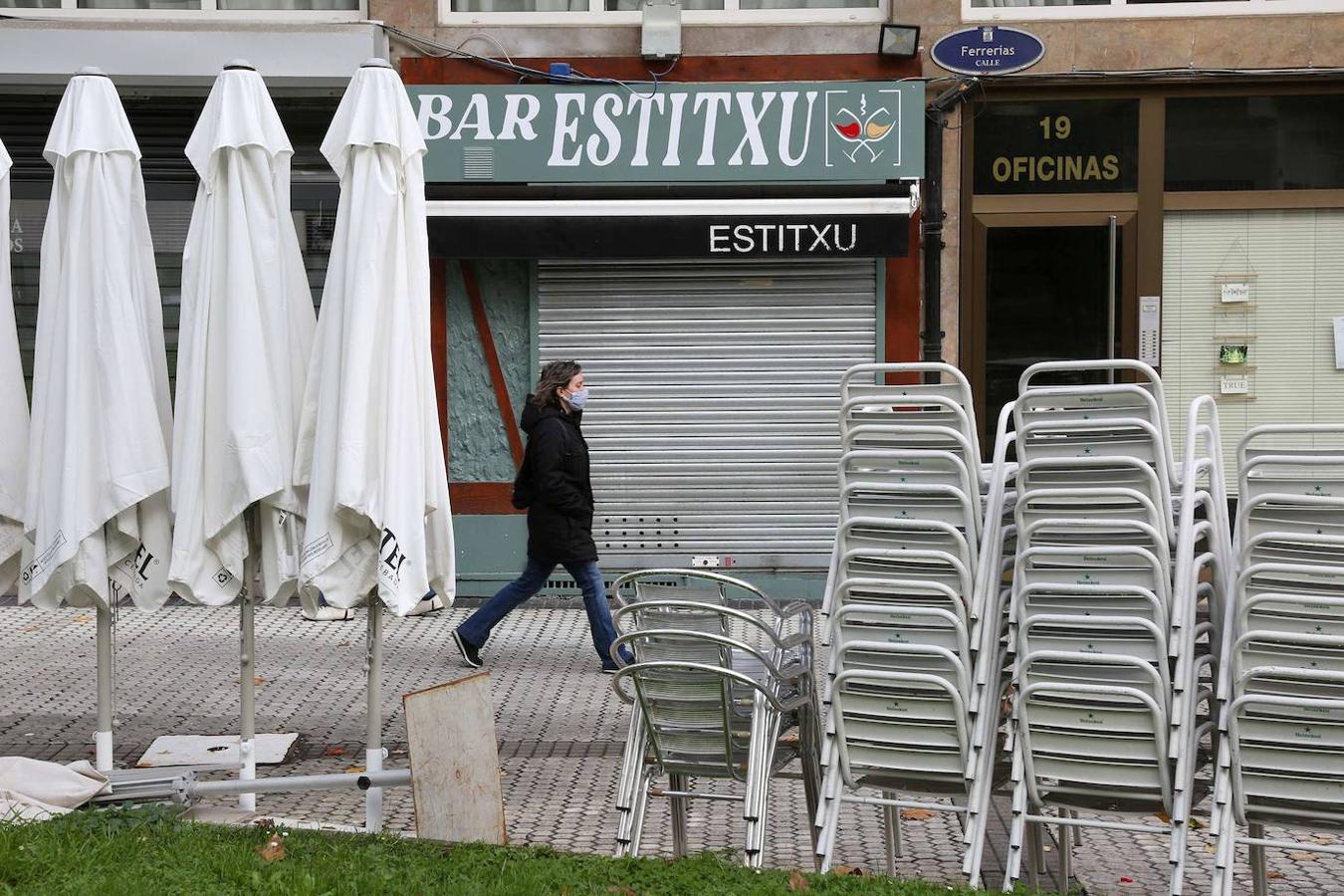 Euskadi cierra de nuevo los bares, donde no era obligatorio portar la mascarilla en el momento de consumición. El incremento de contagios en el territorio, hace que el Ejecutivo vasco decrete el cierre de la hostelería y el horario comercial se limite hasta las 21.00 horas.