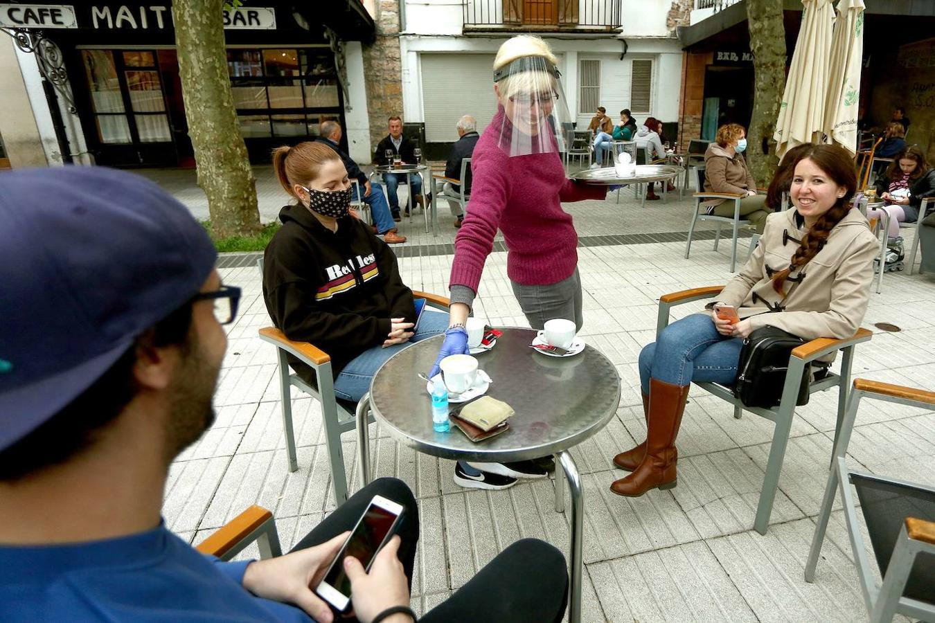 Euskadi entra en la tercera fase de la desescalada y terrazas y bares vuelven a poblarse poco a poco aunque la mascarilla sigue siendo obligatoria salvo en el momento de la ingesta. Los contagios están en mínimos, aunque sigue habiendo brotes.
