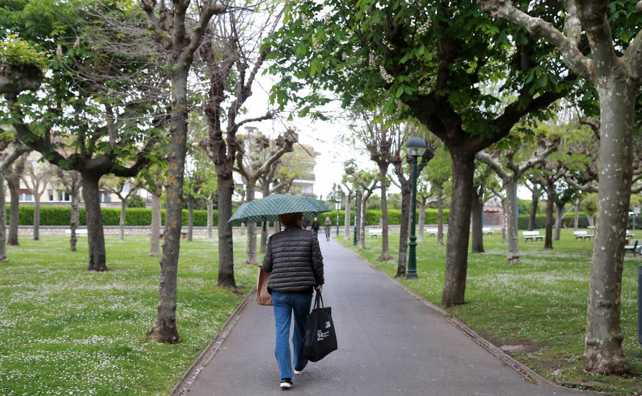 Paraguas abiertos este sábado en Deba.