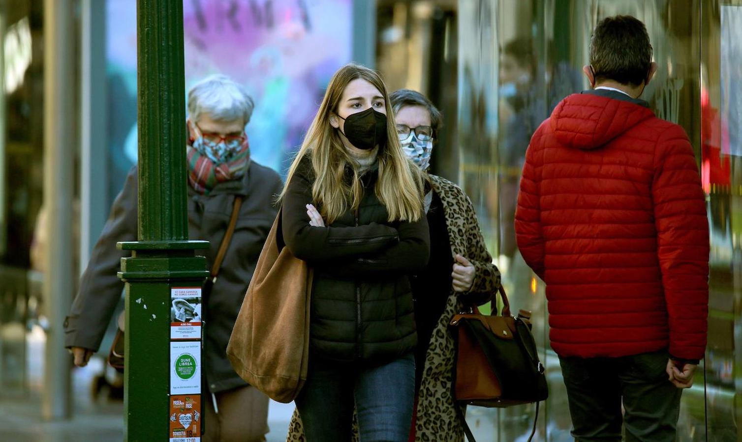 Con la explosión de casos provocada por la variante Ómicron, el Gobierno vuelve a establecer el uso obligatorio de la mascarilla en exteriores, con independencia de la distancia de seguridad.