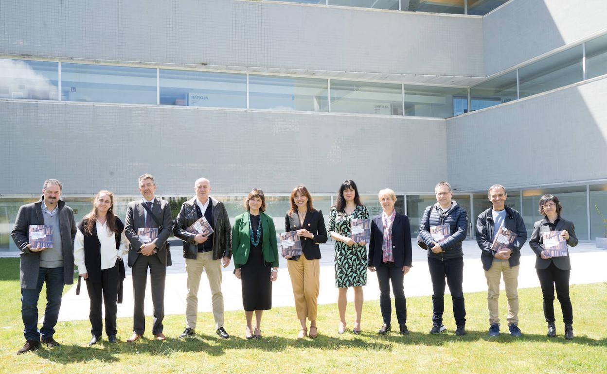 Bilbon burutu den ekitaldian taldeko argazkia egin dute zenbat parte-hartzailek.