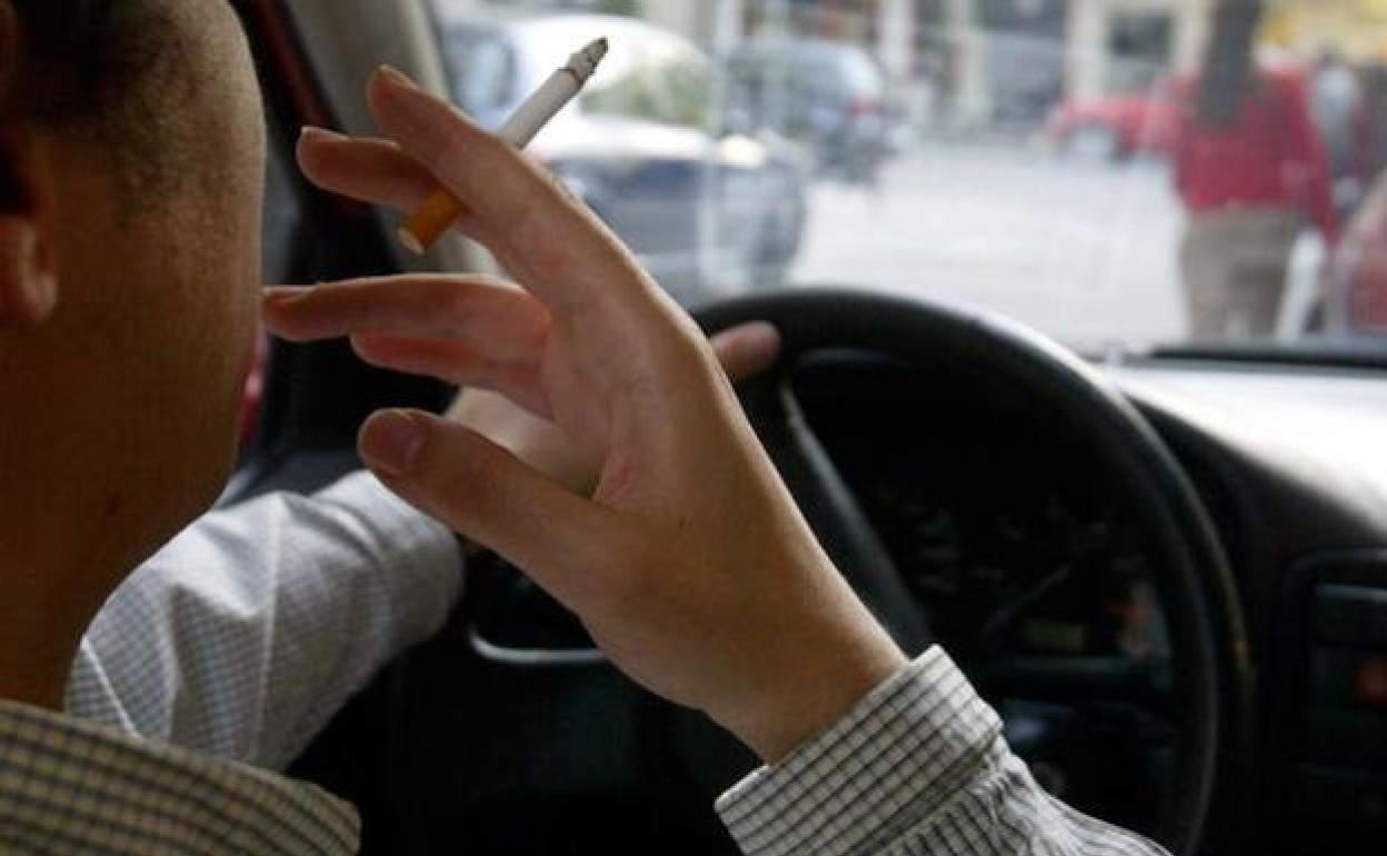 Salud: Sanidad ultima prohibir fumar en el coche y subir el precio del tabaco para reducir su consumo