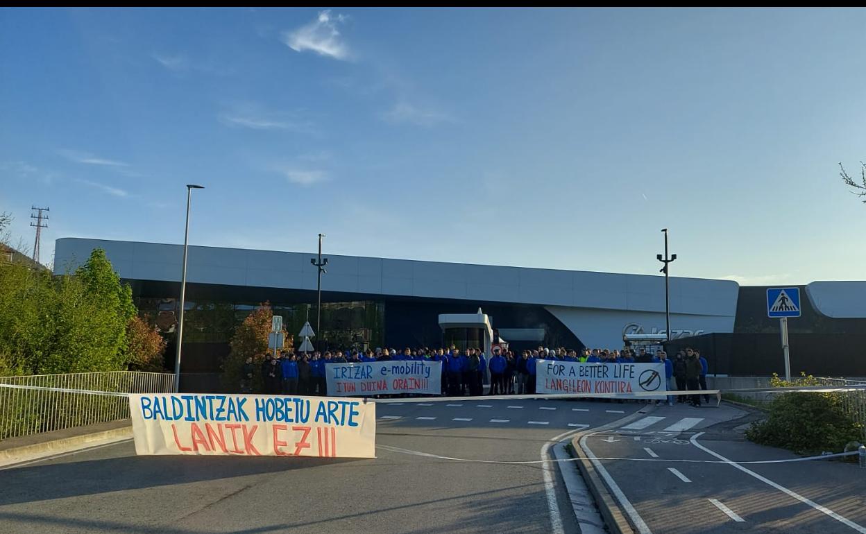 Trabajadores concentrados delante de las instalaciones de Aduna.