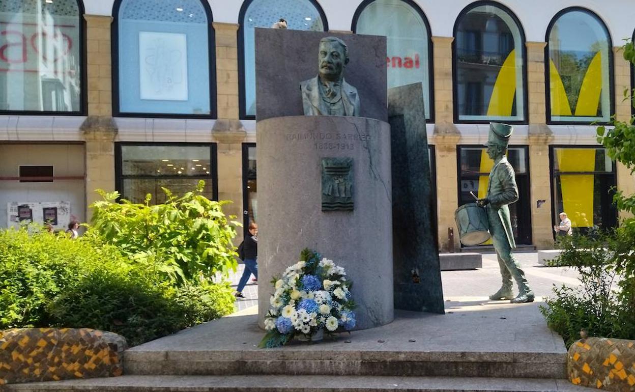 El busto de Raimundo Sarriegi este lunes, en la cara opuesta del monumento que ocupa el tamborrero. 