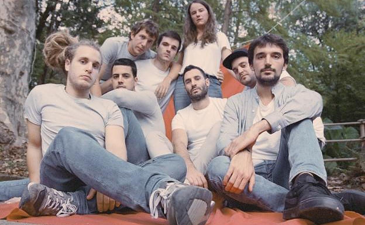 Los ocho integrantes de Skakeitan.