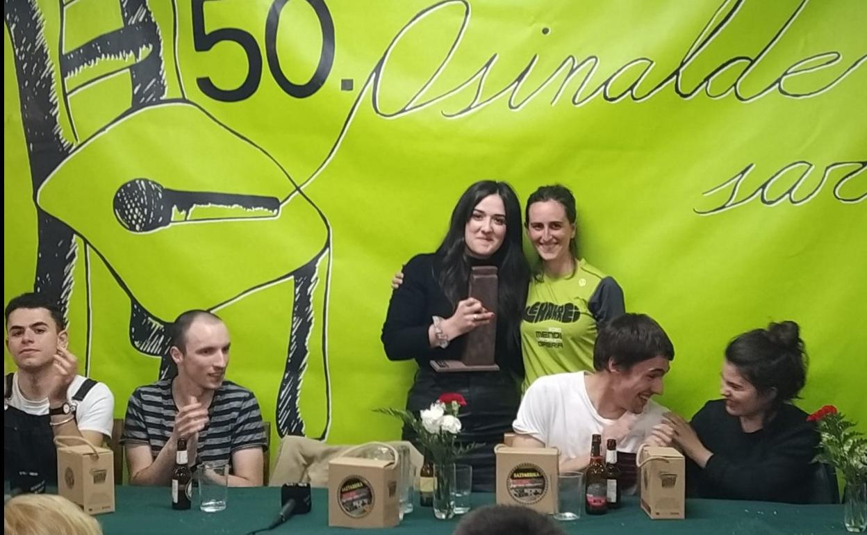 Ane Zuazubiskar, Leire Murua Osinalde elkarteko kidearekin. 