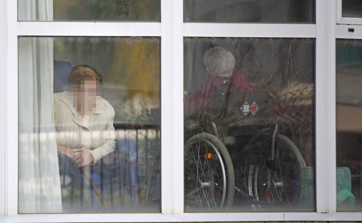 Una mujer, en la habitación de la residencia Atsobakar de Lasarte. 