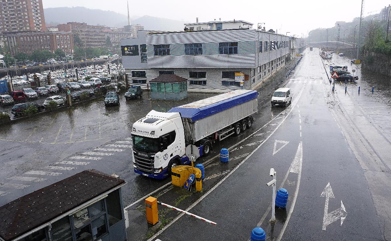 Un camión sale del Puerto de Pasaia una vez finalizada la huelga del transporte en marzo