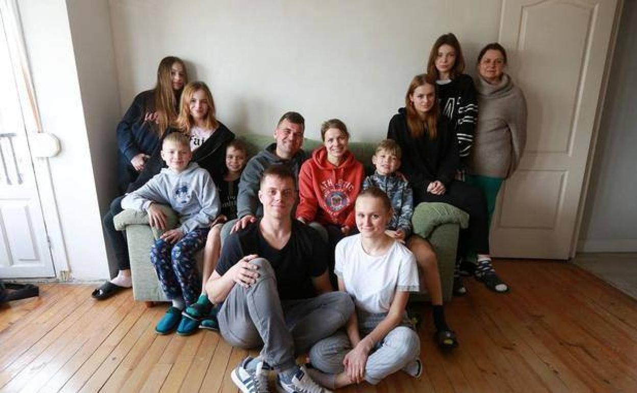 Cristina y Denys, en primer término, con los diez familiares ucranianos que han acogido en su casa de Irun. 