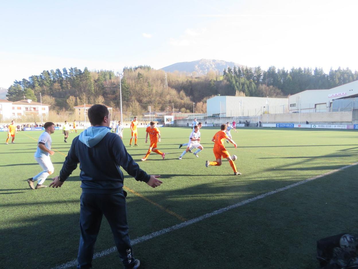 El entrenador atxabaltarra Unai Calzón destaca la buena trayectoria del equipo en los últimos partidos. 