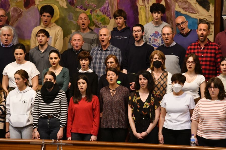 Fotos: Preparativos del primer ensayo conjunto de la Euskadiko Orkestra y el Orfeón