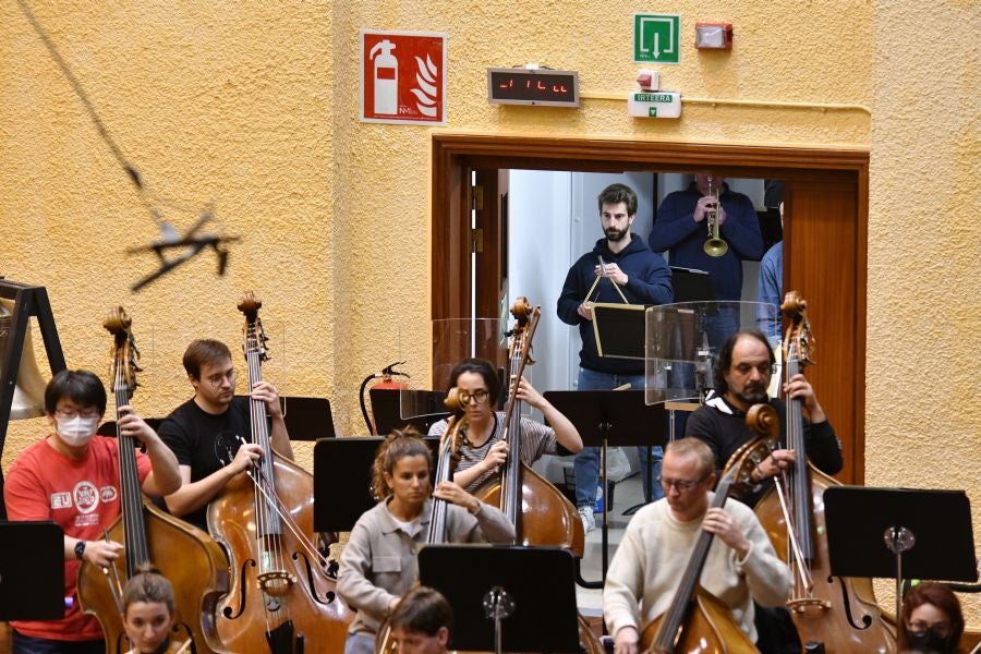 Fotos: Preparativos del primer ensayo conjunto de la Euskadiko Orkestra y el Orfeón