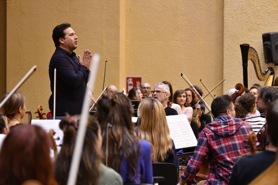 Fotos: Preparativos del primer ensayo conjunto de la Euskadiko Orkestra y el Orfeón