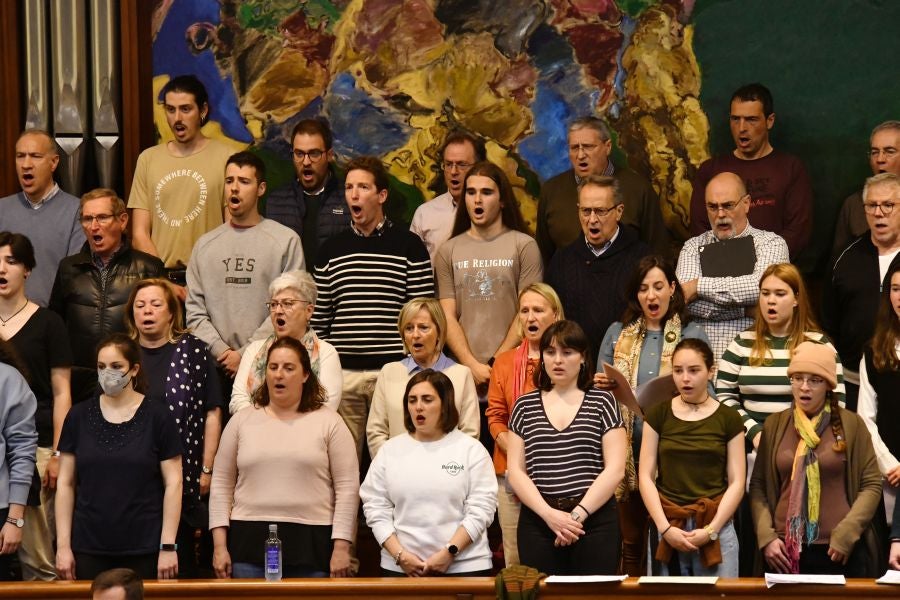Fotos: Preparativos del primer ensayo conjunto de la Euskadiko Orkestra y el Orfeón