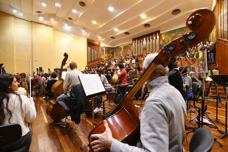 Fotos: Preparativos del primer ensayo conjunto de la Euskadiko Orkestra y el Orfeón