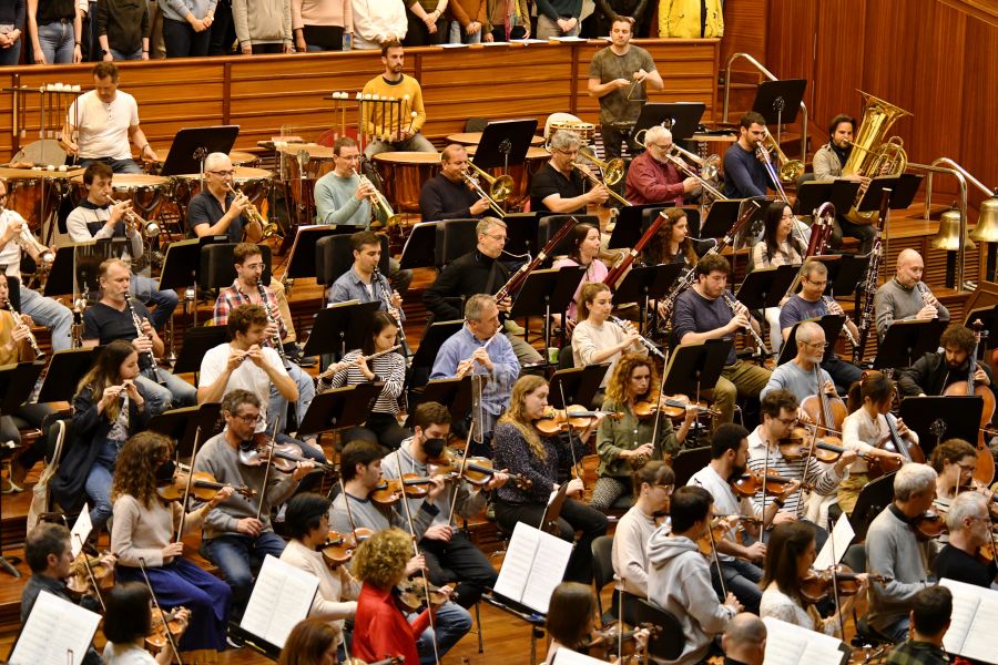 Fotos: Preparativos del primer ensayo conjunto de la Euskadiko Orkestra y el Orfeón