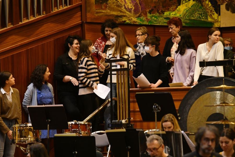 Fotos: Preparativos del primer ensayo conjunto de la Euskadiko Orkestra y el Orfeón