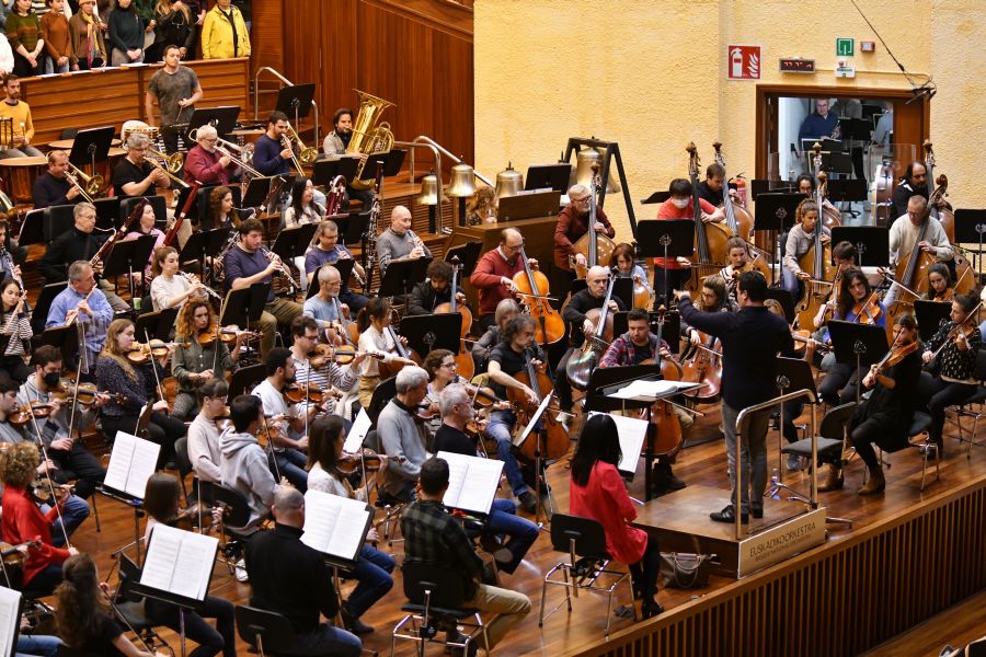 Fotos: Preparativos del primer ensayo conjunto de la Euskadiko Orkestra y el Orfeón