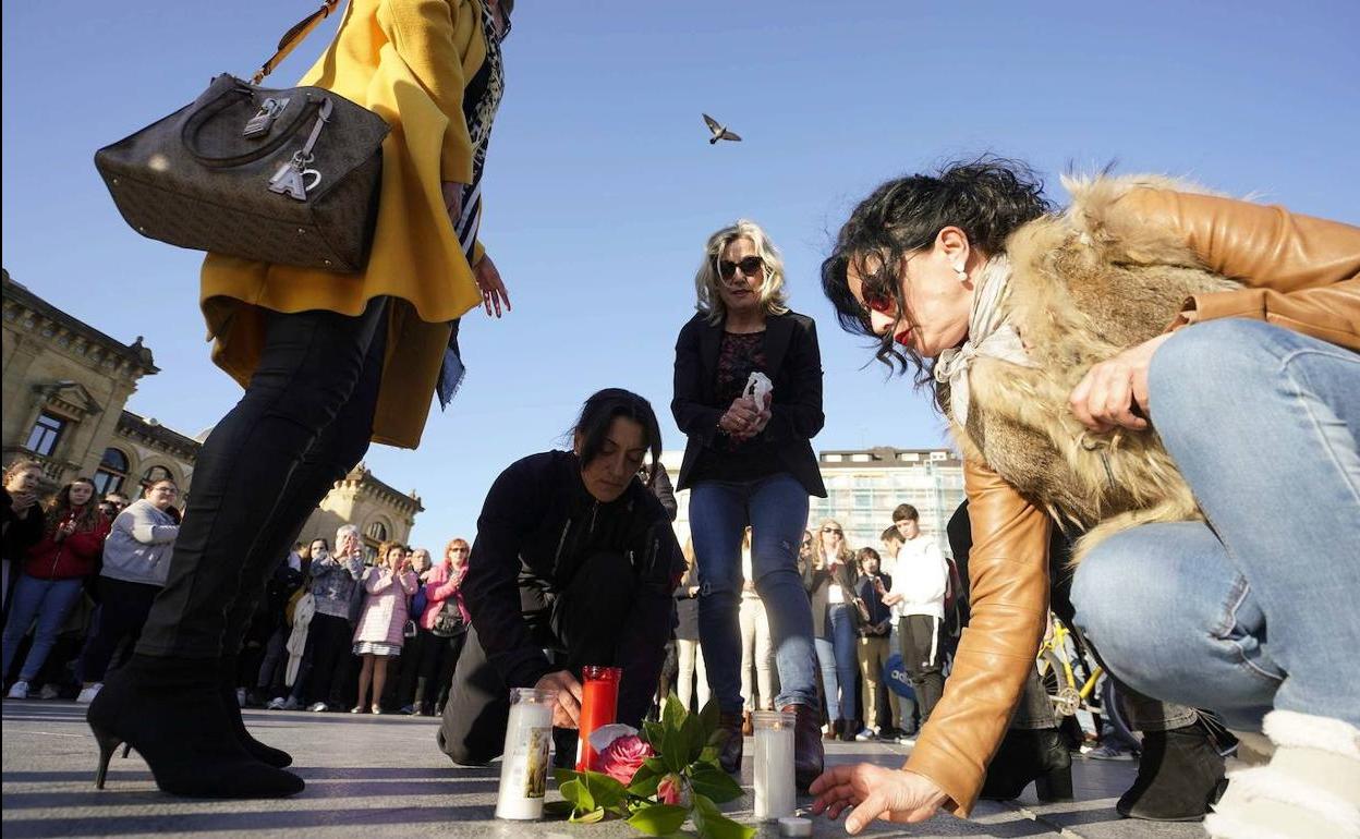 Homenaje a Santi Coca frente al Ayuntamiento donostiarra