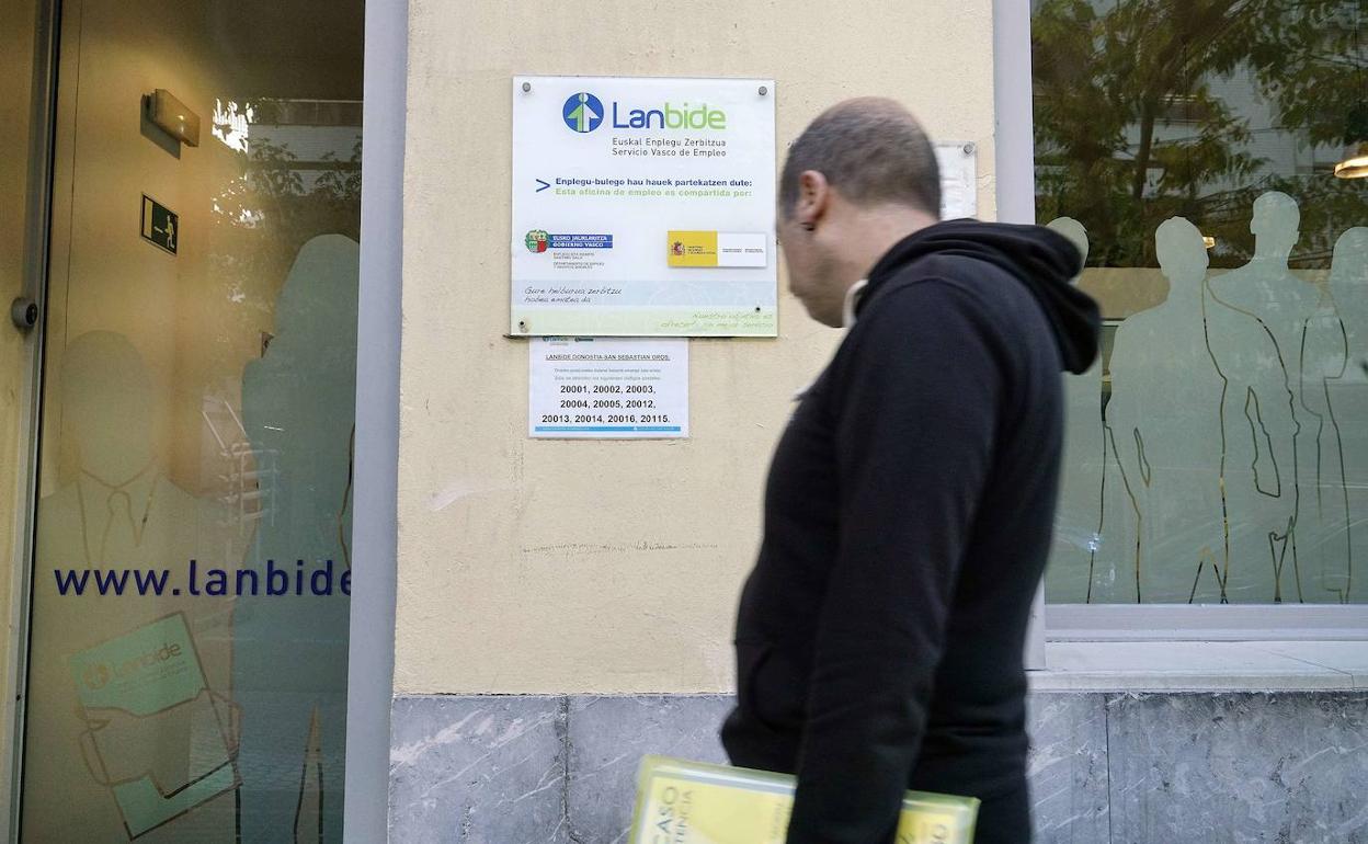 Un hombre en el exterior de una oficina del paro de Lanbide en el barrio donostiarra de Gros