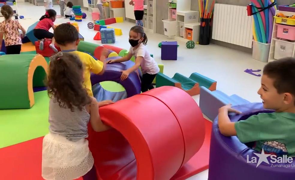 Haurrek primeran pasatzen dute saltoka eta jolasean