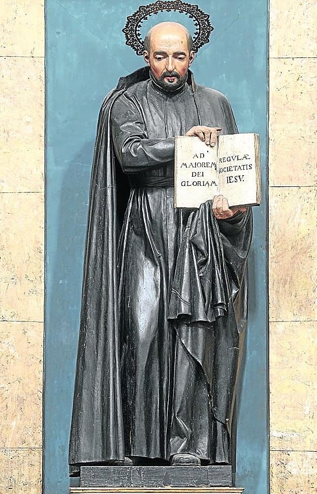Escultura de San Ignacio de Loyola en el interior de Santa María. 