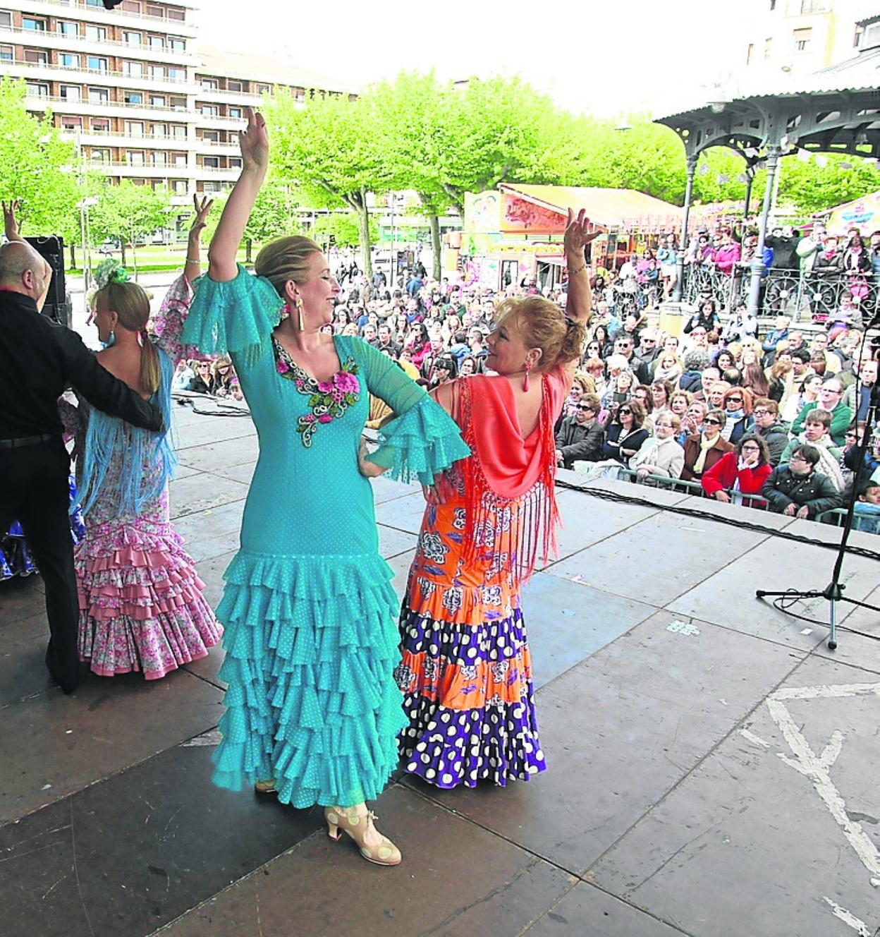 El baile por sevillanas vuelve a la plaza del Ensanche. 