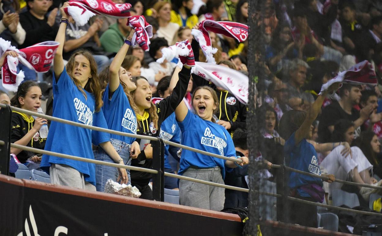 Varias jóvenes aficionadas del Super Amara Bera Bera animan al equipo