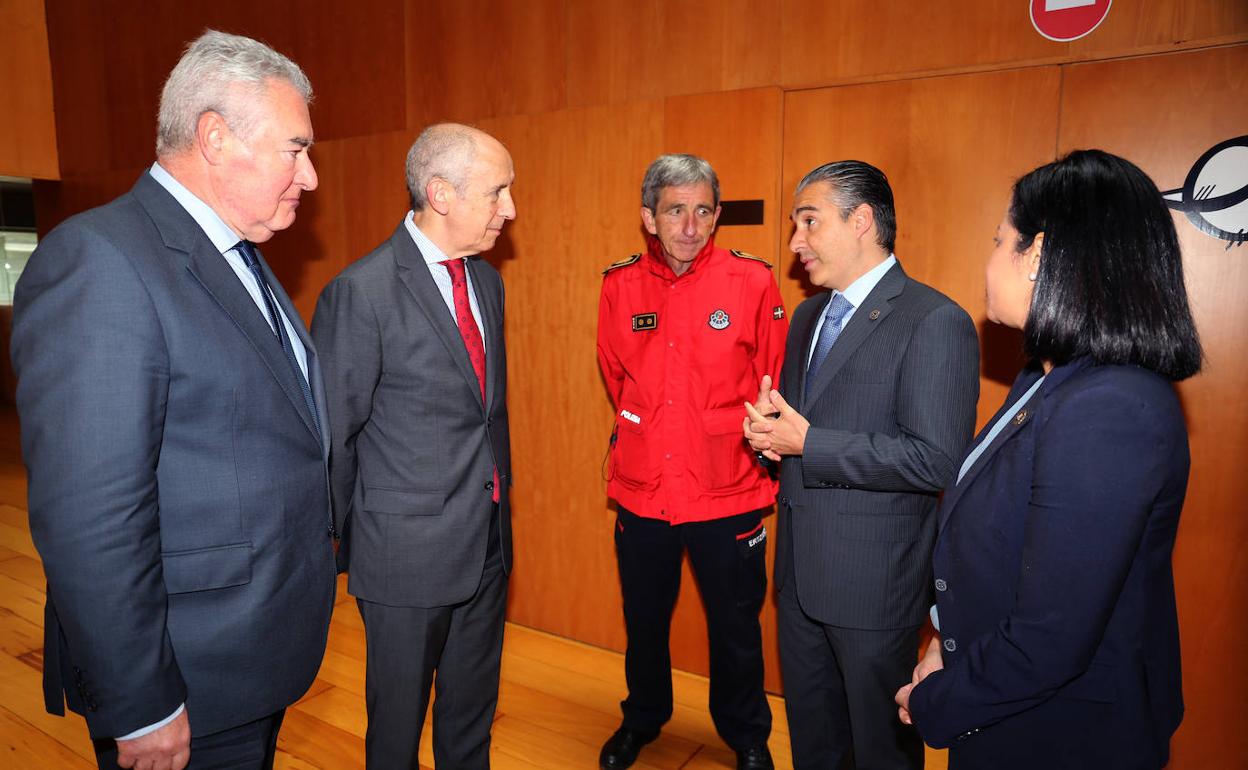 A la derecha los agentes del FBI Aberlado M. Vecino y Mónica García con el consejero Josu Erkoreka y responsables del Departamento de Seguridad.