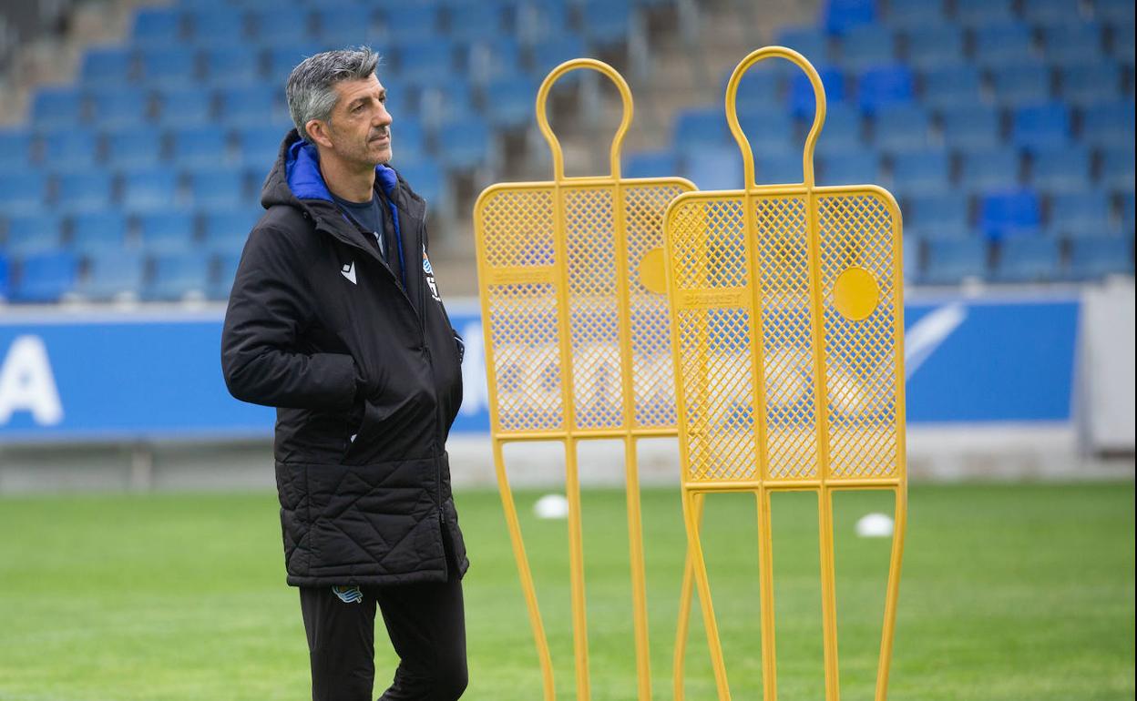 Imanol Alguacil observa pensativo durante el entrenamiento de este viernes en Zubieta