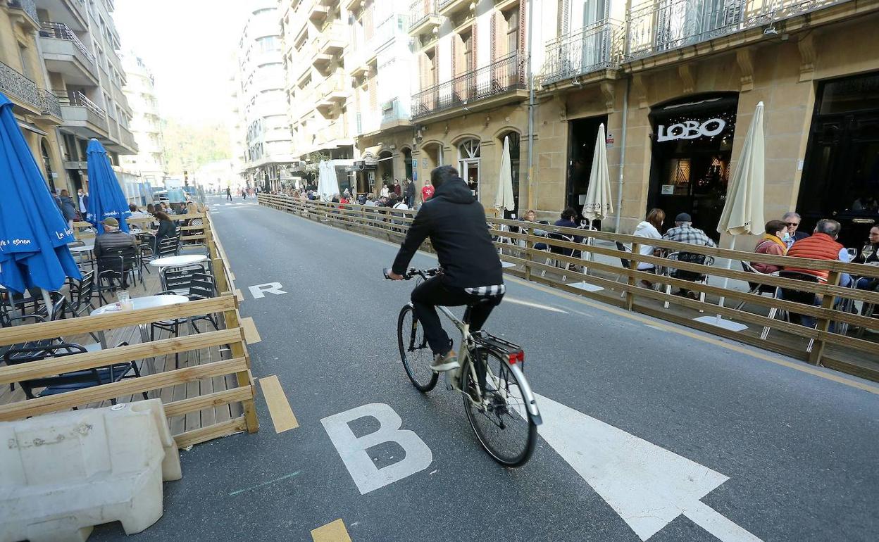 Terrazas sobre la calzada en la calle Easo, que tendrán que ser desmontadas próximamente