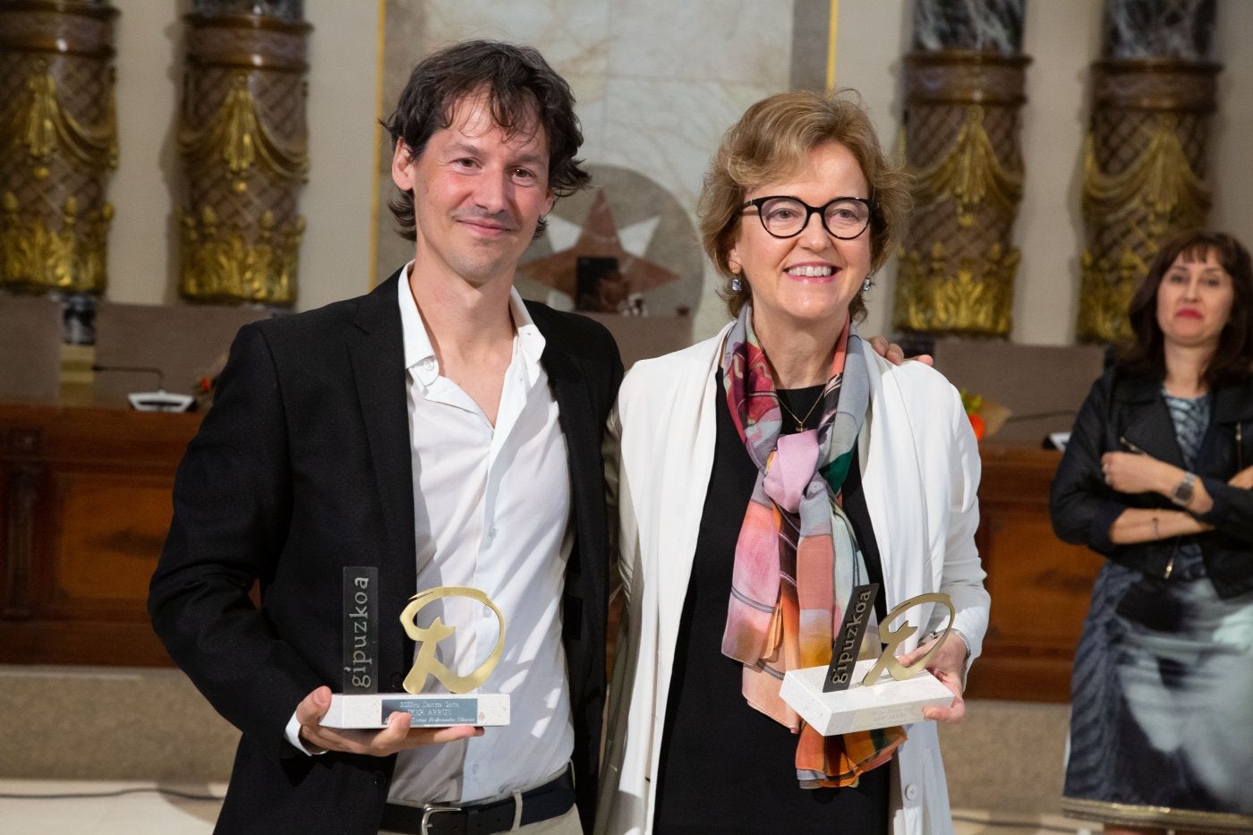 Iker Arrue y Lide Arana posan con los premios ayer en el salón de Plenos del consistorio donostiarra. 