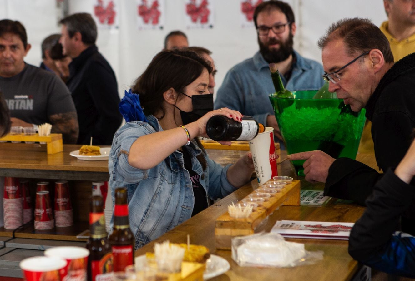 Los bailes, la música, la bebida y comida han sido los grandes protagonistas de la feria este sábado, organizada un año más por la Asociación Embrujo Andaluz. 