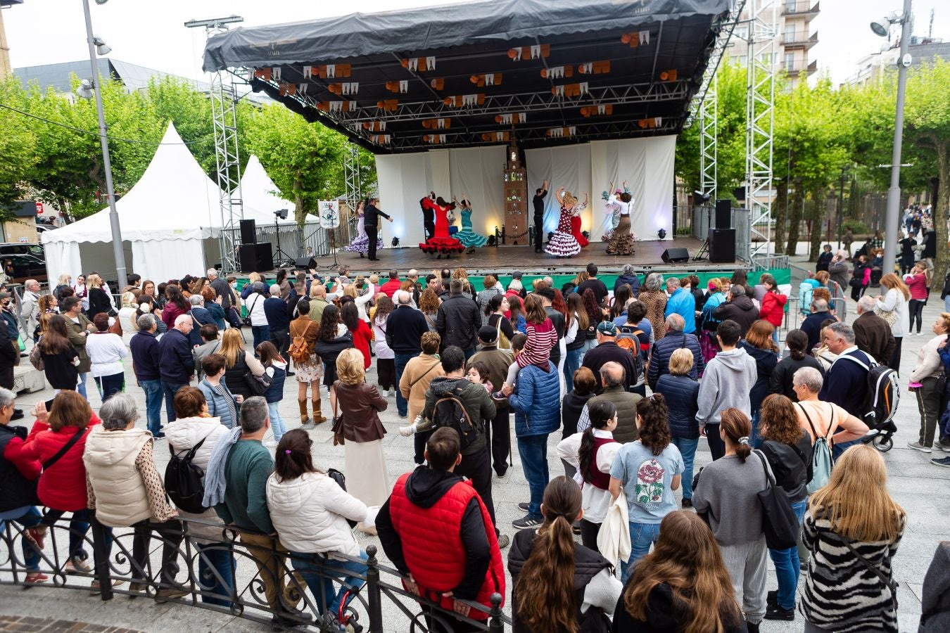 Los bailes, la música, la bebida y comida han sido los grandes protagonistas de la feria este sábado, organizada un año más por la Asociación Embrujo Andaluz. 