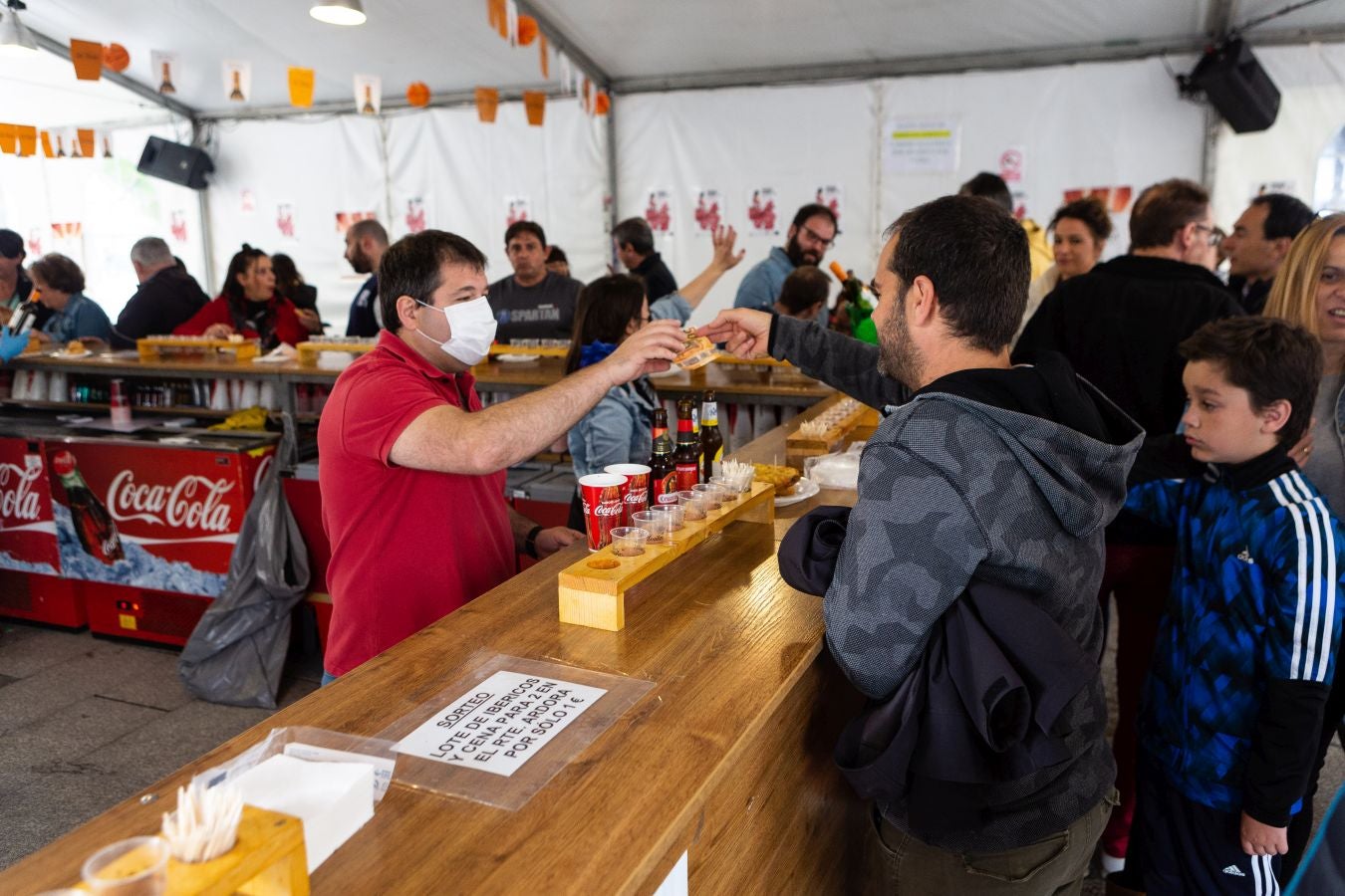 Los bailes, la música, la bebida y comida han sido los grandes protagonistas de la feria este sábado, organizada un año más por la Asociación Embrujo Andaluz. 