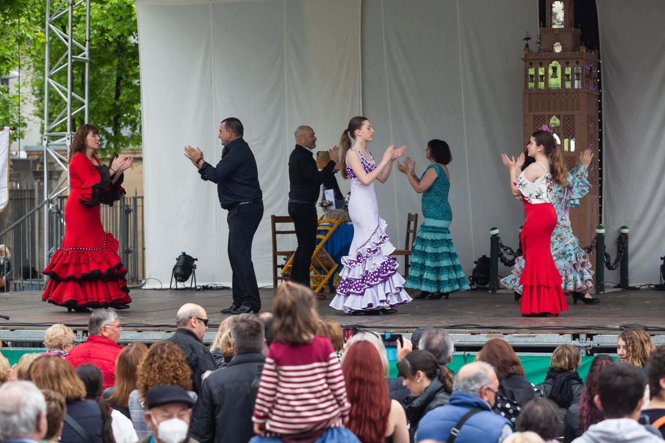 Los bailes, la música, la bebida y comida han sido los grandes protagonistas de la feria este sábado, organizada un año más por la Asociación Embrujo Andaluz. 