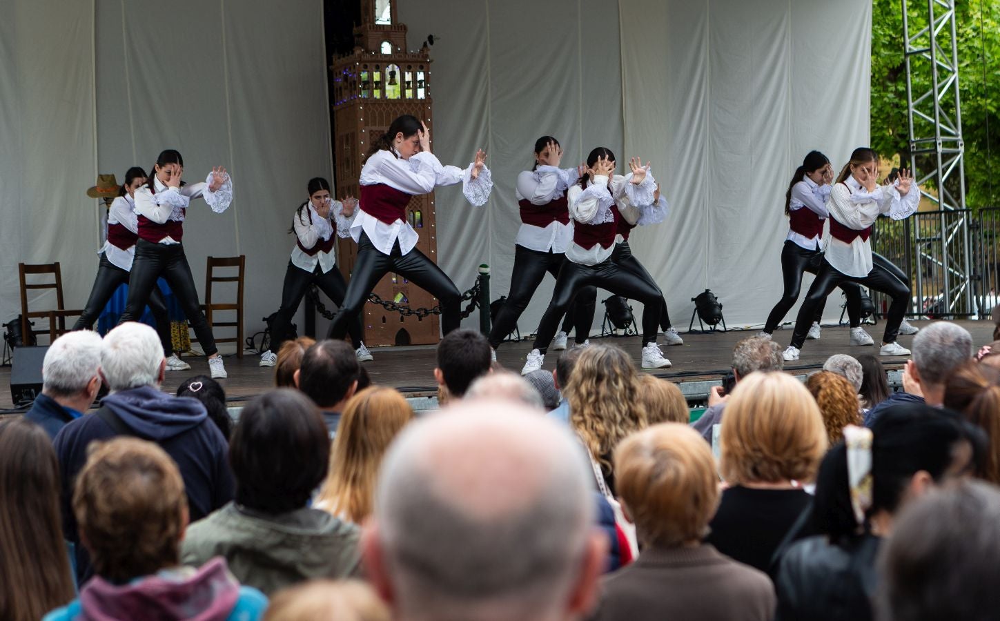 Los bailes, la música, la bebida y comida han sido los grandes protagonistas de la feria este sábado, organizada un año más por la Asociación Embrujo Andaluz. 