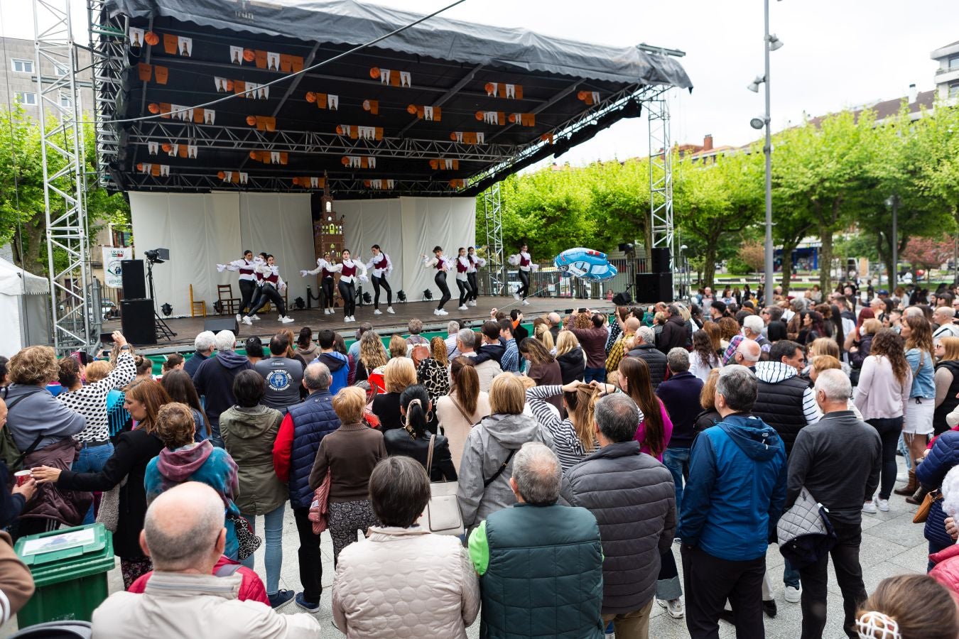 Los bailes, la música, la bebida y comida han sido los grandes protagonistas de la feria este sábado, organizada un año más por la Asociación Embrujo Andaluz. 