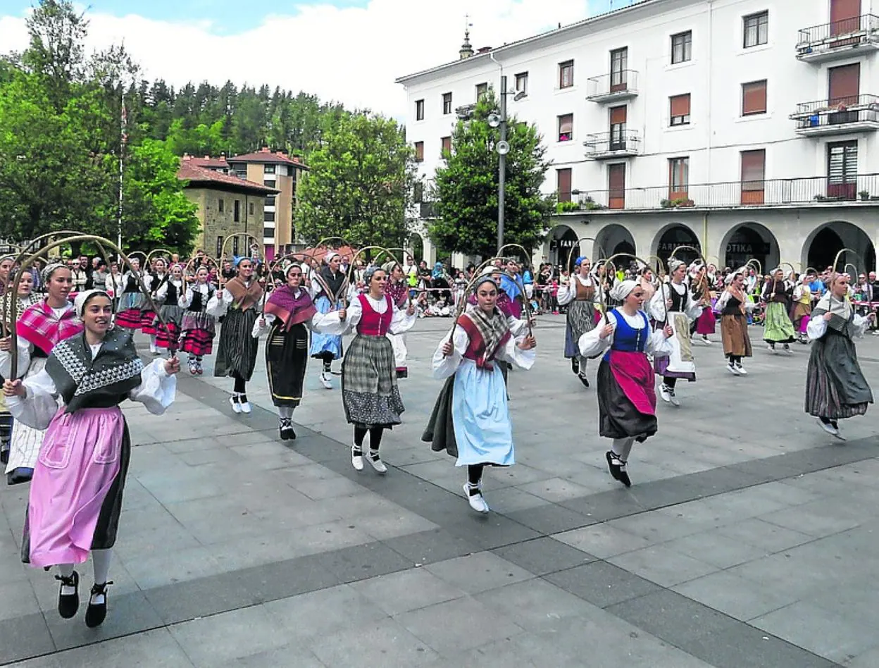 Los Dantzaris Recuperan 'Bailarako Dantzari Eguna' | El Diario Vasco