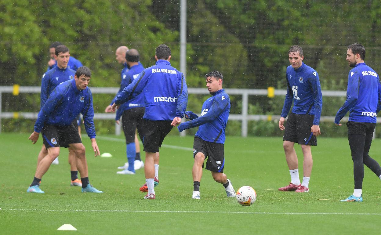 Los jugadores de la Real entrenan en Zubieta. 