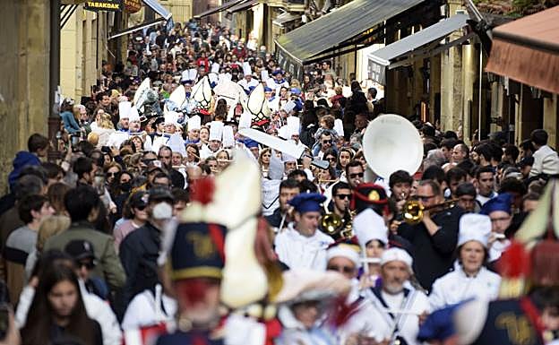 Galería. La tamborrada «especial» de la Unión Artesana recorrió una abarrotada Parte Vieja