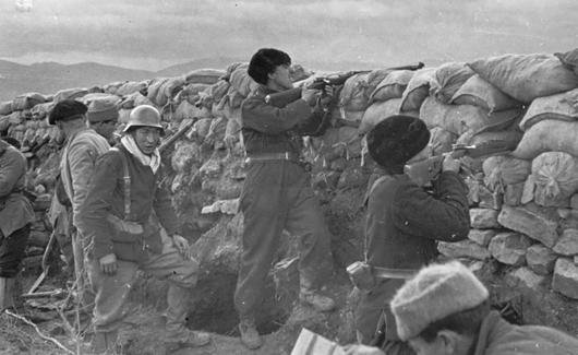 Milicianos de Bakunin defendiendo una posición.